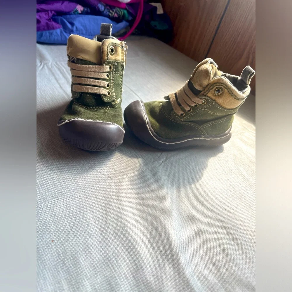 Baby Gap infant size 4 green/tan boots